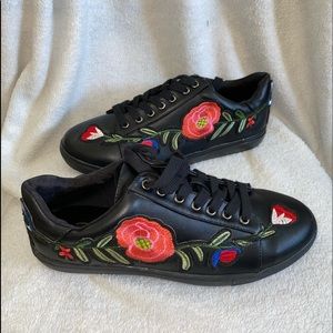 Rose embroidered shoes